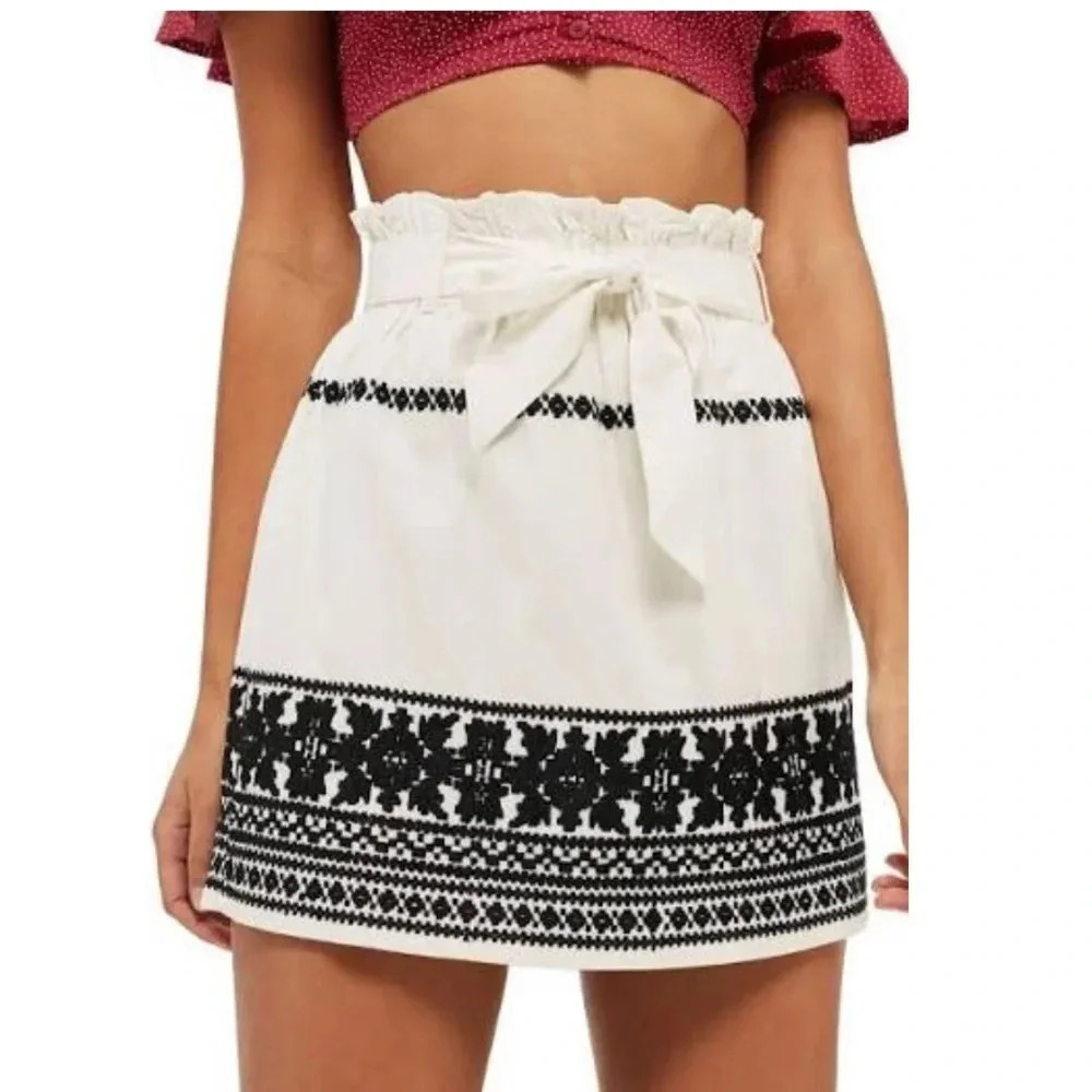 Topshop White Mini Skirt with Black Embroidery Size 6‎